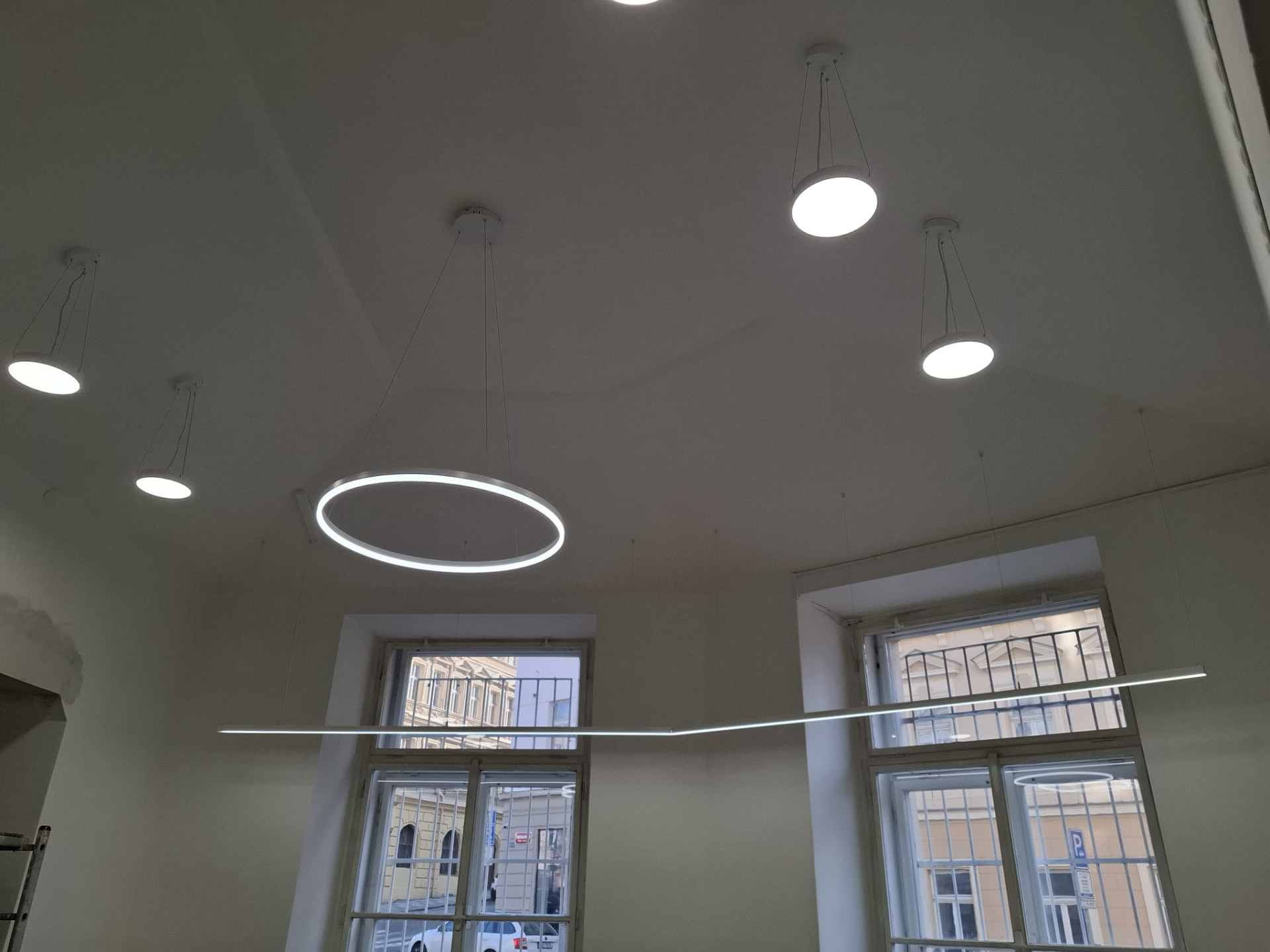 Moderní LED osvětlení kancelářského interiéru po instalaci