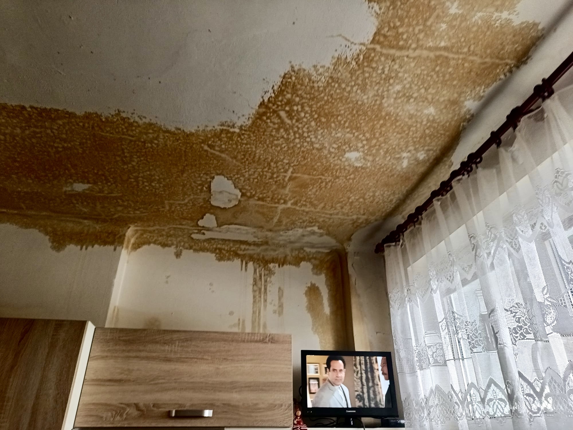 Rozsáhlé poškození stropu a stěn po pojistné události