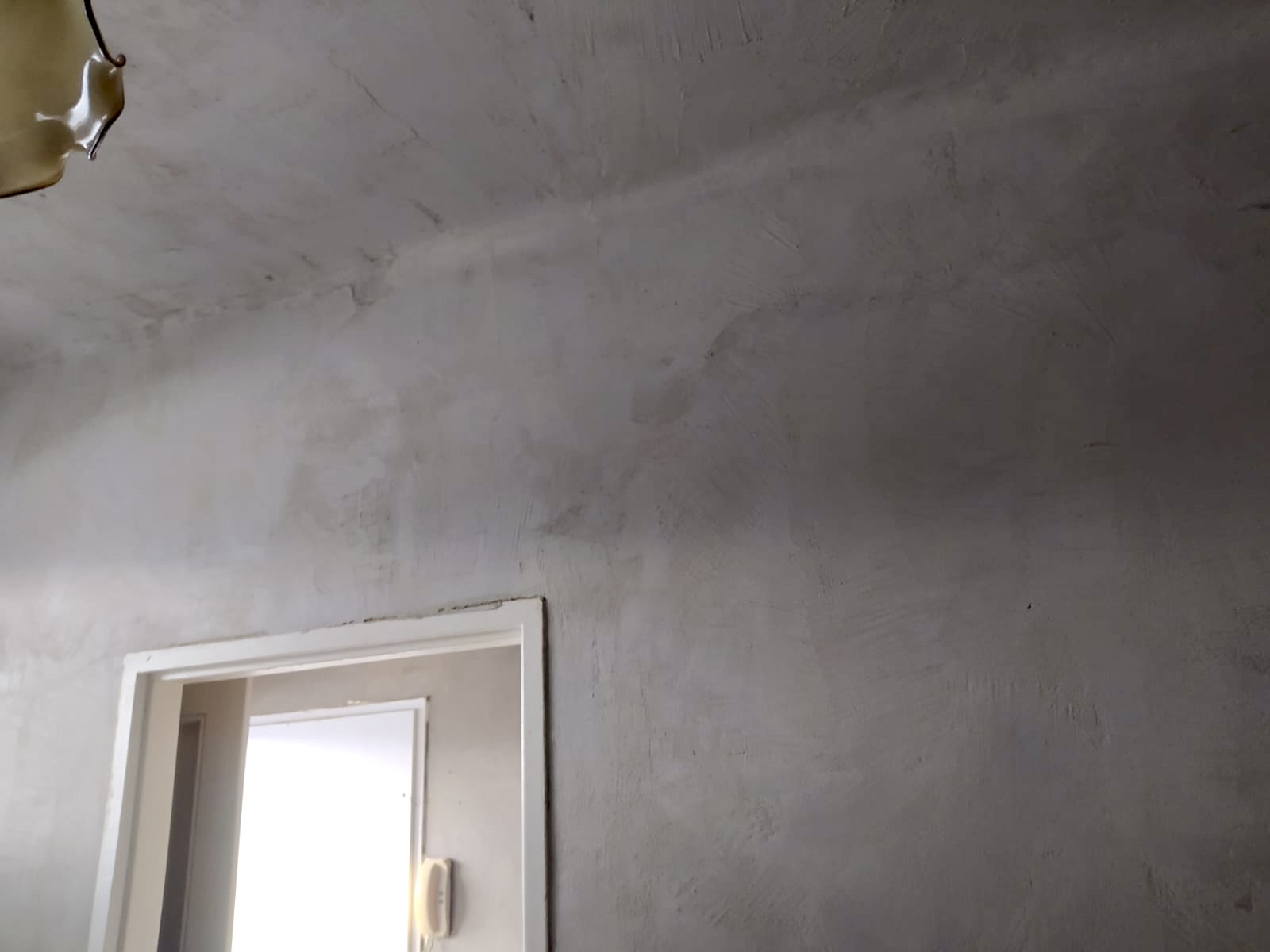 Detail opravovaných stěn a stropu v interiéru
