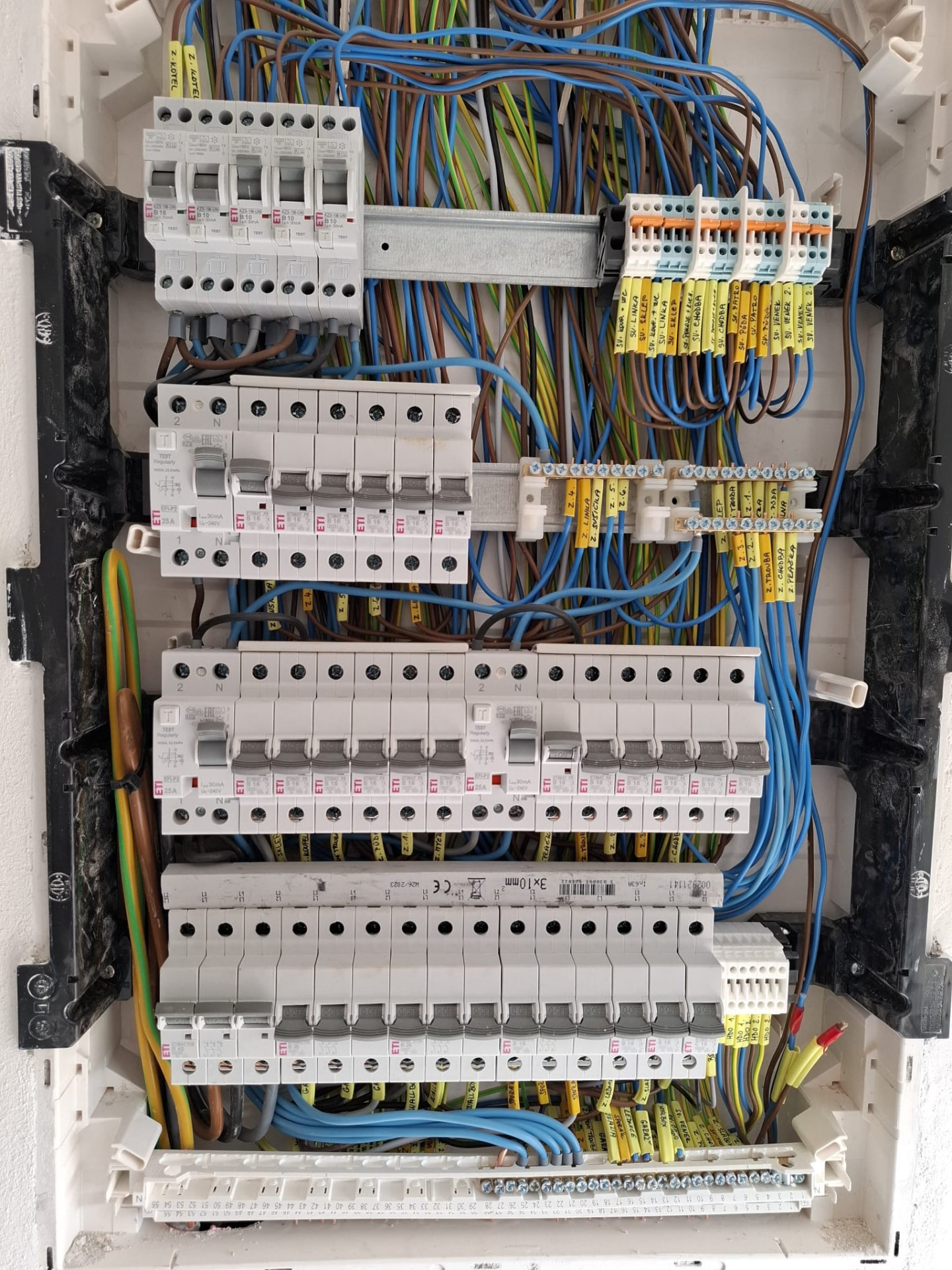 Zapojený vnitřek rozvaděče s rozvedenými okruhy
