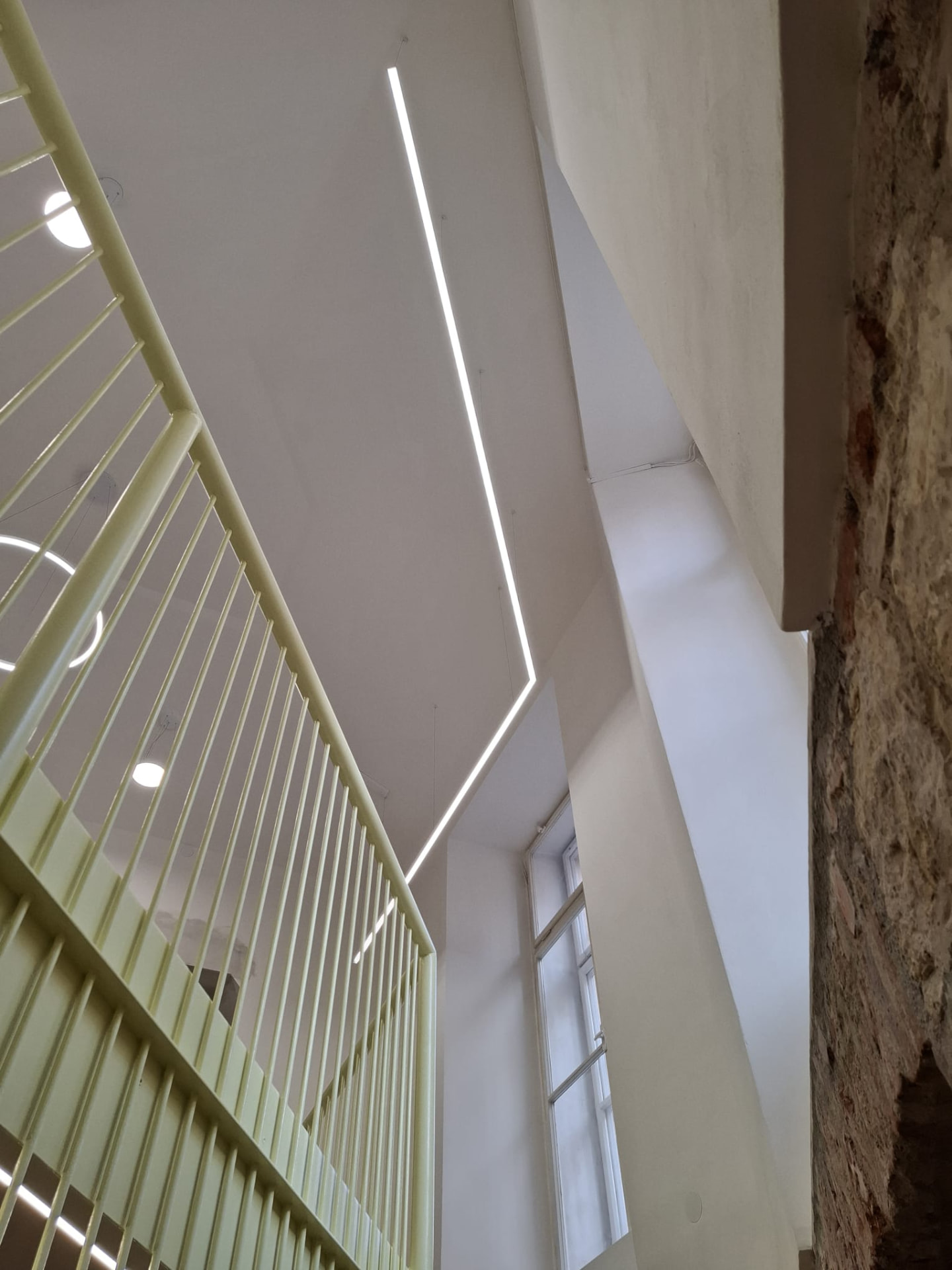LED osvětlení schodiště v zrekonstruované budově