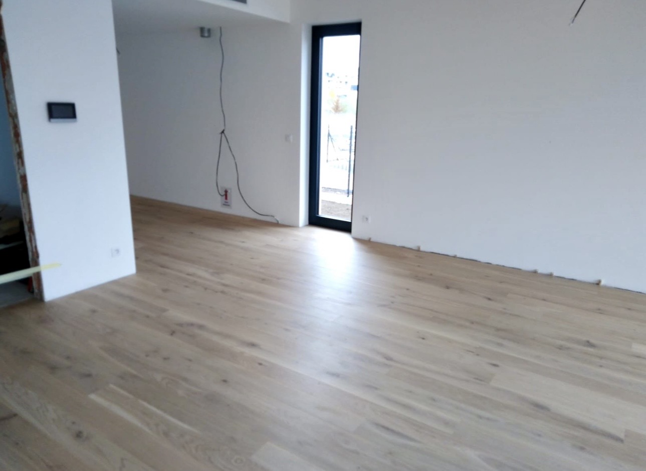 Světlý obytný prostor po dokončení malířských prací