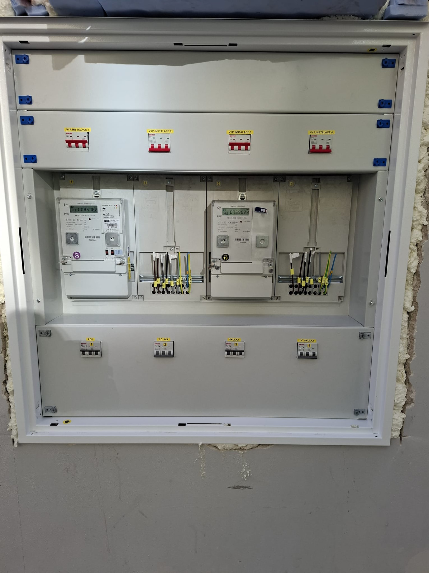 Panel elektroměrů s přehledně popsanými instalacemi