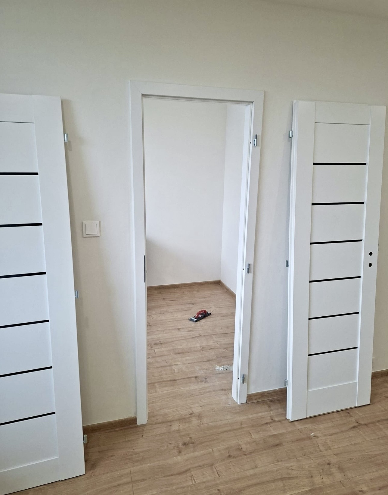 Vymalovaný interiér s novými dveřmi