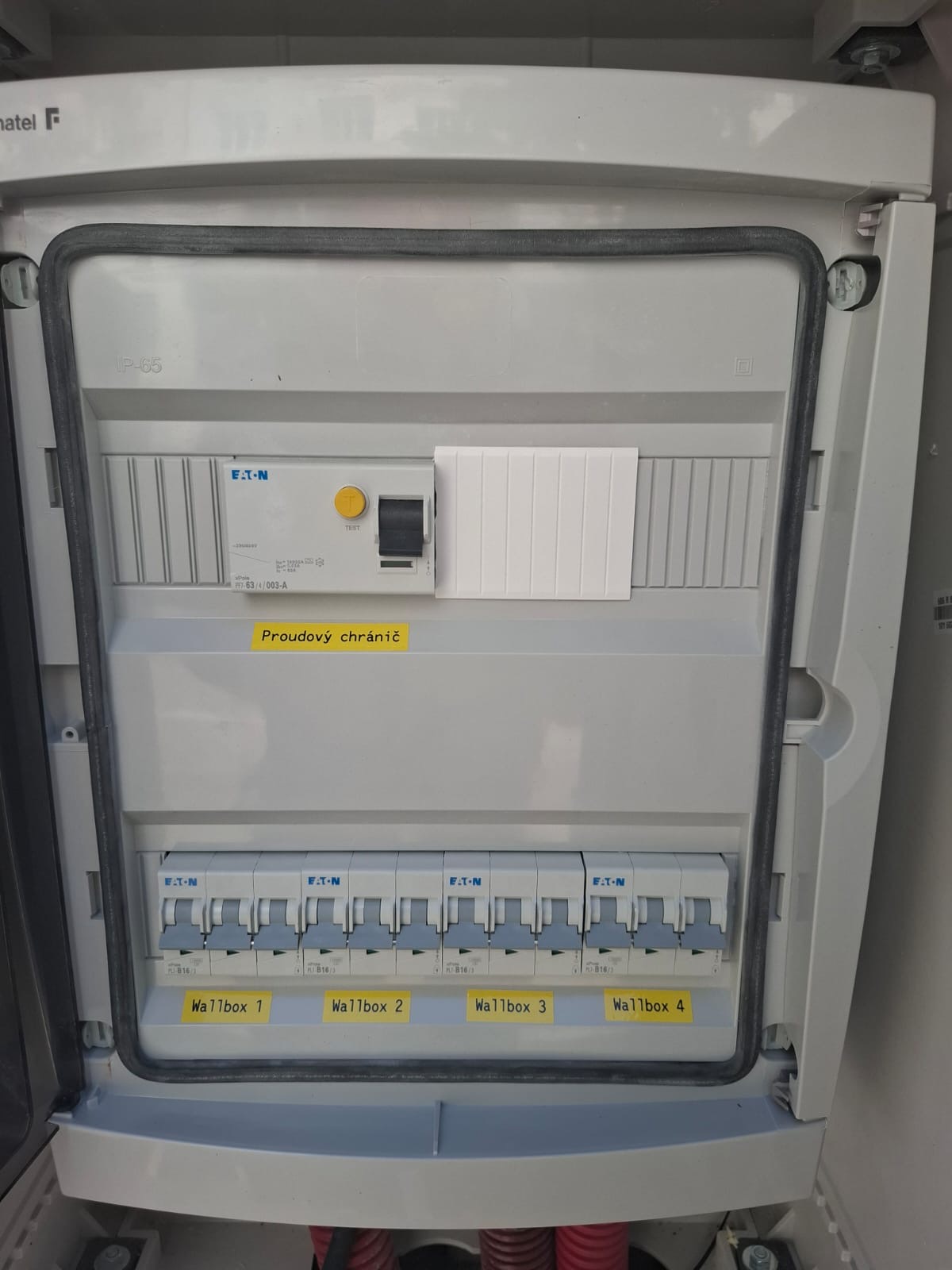 Rozvaděč pro napájení čtyř wallboxů pro nabíjení elektromobilů