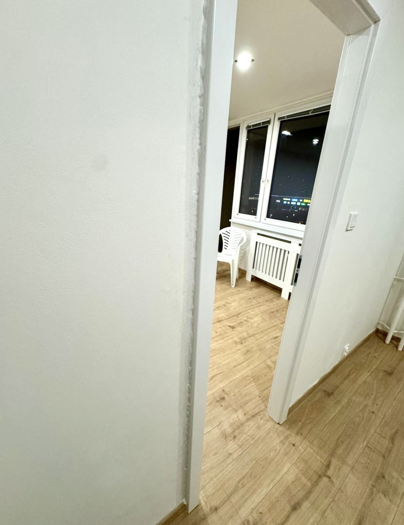 Dokončené bílé stěny v bytě