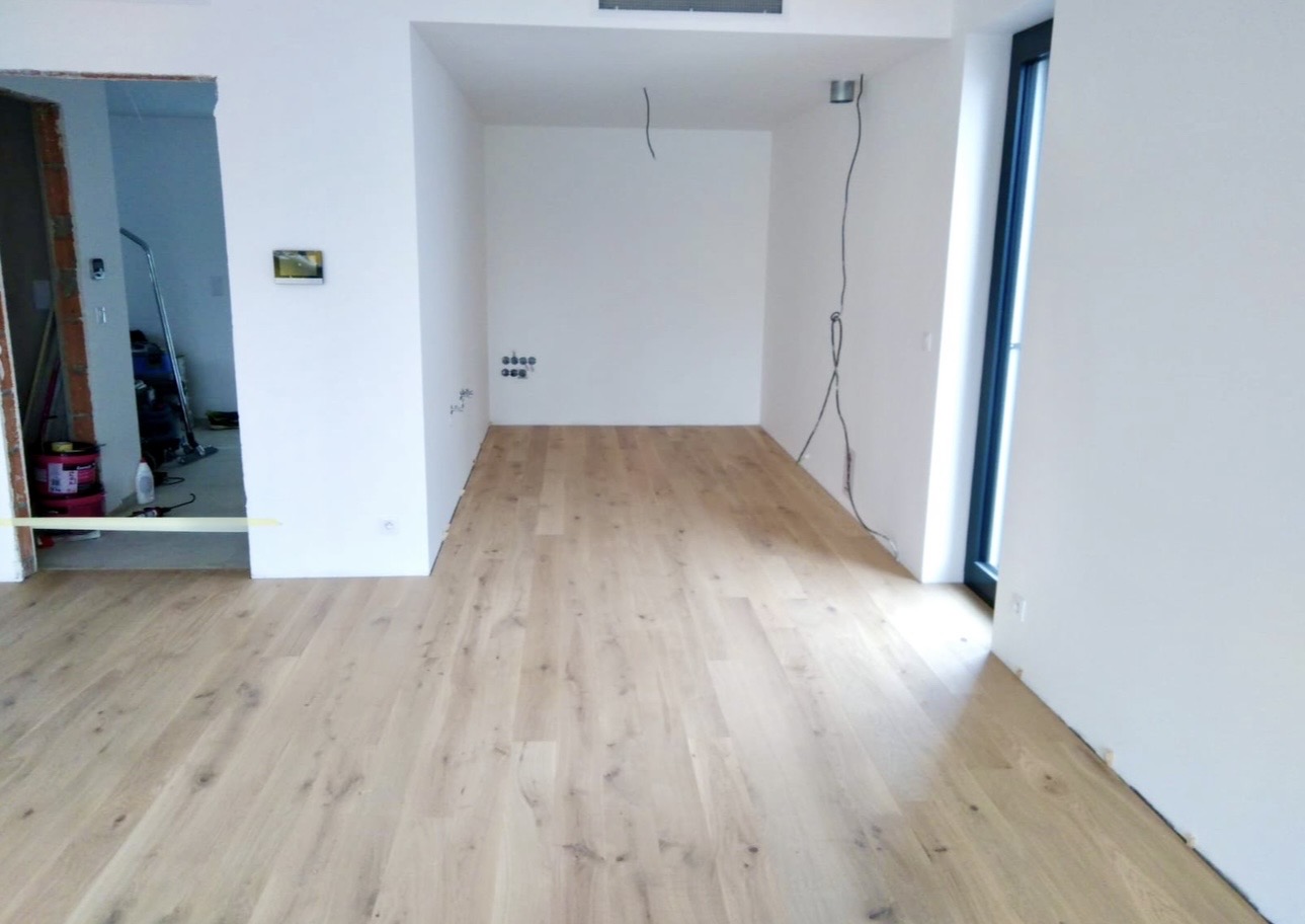 Světlý interiér po dokončení výmalby