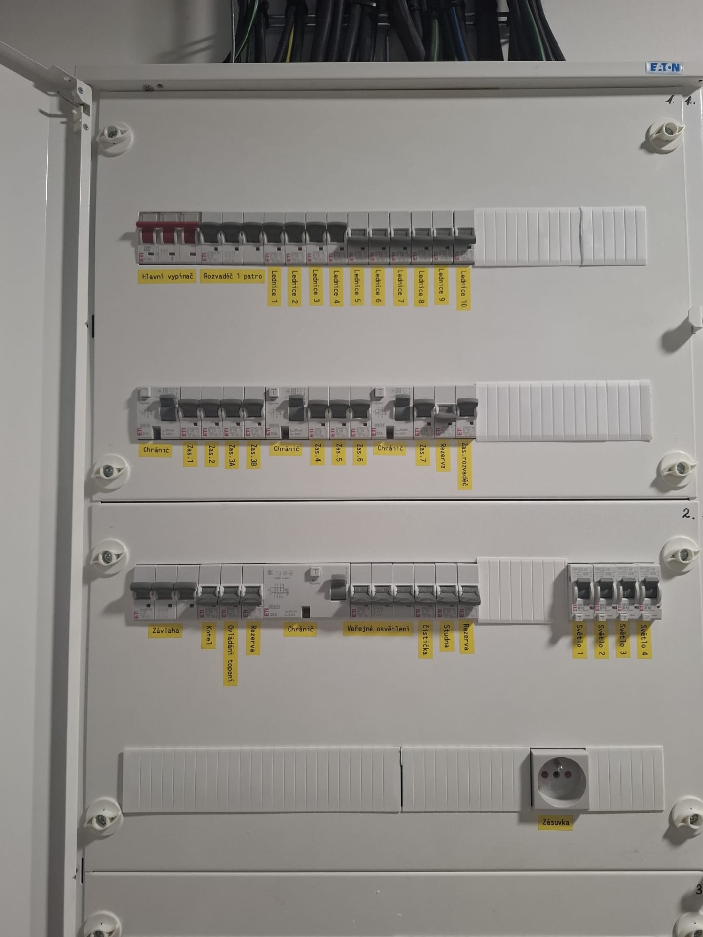 Nový rozvaděč s přehledným popisem okruhů po rekonstrukci elektroinstalace