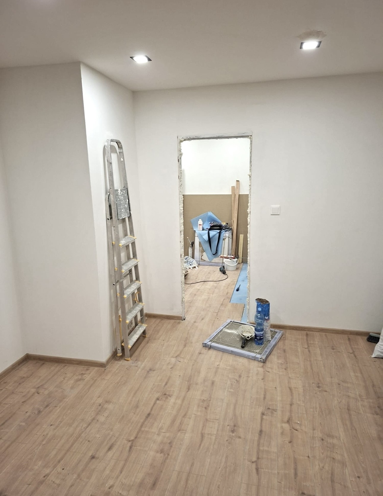 Interiér během dokončování malířských prací